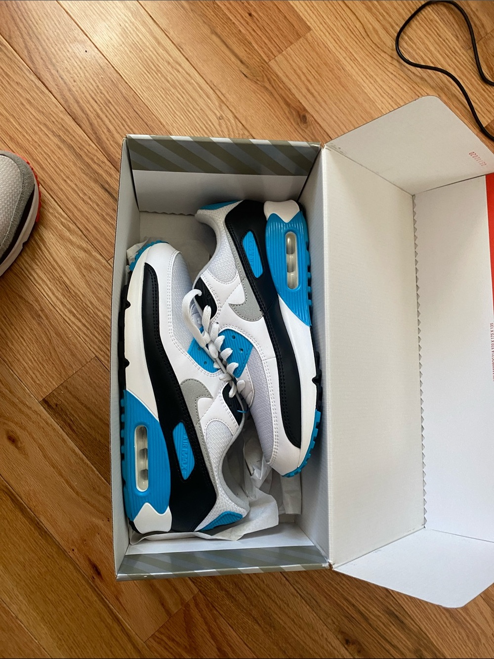 Brand new Men’s Nike Air Max Sneakers in White, Black & Blue